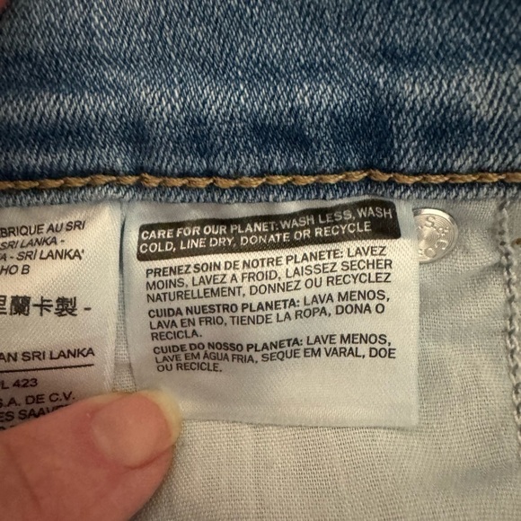 Levi’s Shorts Women’s 31 Med/Lgt Wash Classic Bermuda Mid Rise Original Stretch - Picture 8 of 9